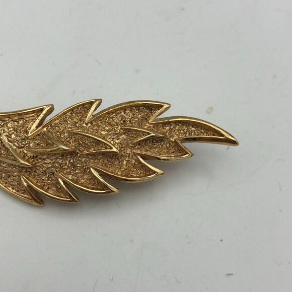 Trifari‎ Gold Tone Colored Feather Leaf Brooch Pin Costume Jewelry 2 1/2" - Picture 3 of 7